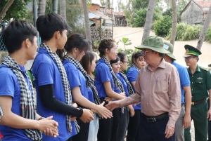 Phó Chủ tịch UBND tỉnh Phan Đình Phùng cùng đoàn công tác thăm hỏi chiến sĩ tình nguyện của Trường Cao đẳng Đại Việt Sài Gòn.