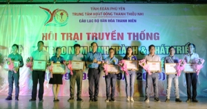 Anh Lương Minh Tùng - Phó Bí thư Tỉnh Đoàn, Chủ tịch Hội LHTN Việt Nam tỉnh tặng bằng khen cho các cá nhân đã có thành tích xuất sắc trong quá trình phát triển của CLB Văn hóa thanh niên giai đoạn 1999-2019.