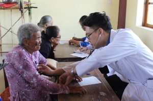 Các đoàn viên y, bác sĩ của Đoàn Khối Cơ quan - Doanh nghiệp tỉnh khám bệnh cho người dân xã Xuân Quang 2.