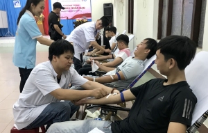 Sinh viên Trường Đại học Xây dựng Miền Trung hiến máu tình nguyện.