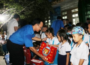 Phó Bí thư Tỉnh Đoàn Trần Minh Trí trao quà Tết Trung thu cho các em học sinh Trường Tiểu học Xuân Lộc 3.