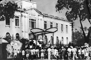 Ngày 19-8-1945, dưới sự lãnh đạo của Đảng, nhân dân Việt Nam giành chính quyền tại Phủ Khâm sai Bắc Kỳ (Hà Nội).