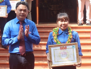 Bí thư Tỉnh Đoàn Phan Xuân Hạnh trao bằng khen cho cô Phạm Thị Tưởng tại Nhà thờ Bác Hồ (xã Sơn Định, huyện Sơn Hòa).