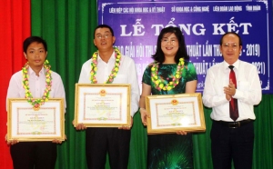 Phó Chủ tịch UBND tỉnh Phan Đình Phùng trao bằng khen UBND tỉnh cho các cá nhân xuất sắc.