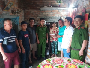 Chi đoàn Văn phòng cơ quan CSĐT Thăm hỏi và trao 05 triệu đồng cho 01 hộ gia đình có hoàn cảnh khó khăn tại xã Hòa Đồng