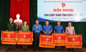 Bí thư Tỉnh Đoàn Phan Xuân Hạnh trao cờ thi đua cho các đơn vị xuất sắc.