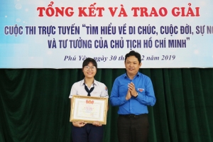 Bí thư Tỉnh Đoàn Phan Xuân Hạnh trao giải nhất cho thí sinh Nguyễn Ngọc Như Quỳnh.