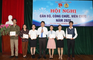 Thủ trưởng cơ quan Tỉnh Đoàn Phan Xuân Hạnh trao danh hiệu “Chiến sĩ thi đua cấp cơ sở” cho các đồng chí đã hoàn thành xuất sắc nhiệm vụ năm 2019