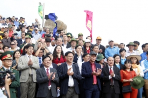 Các đồng chí lãnh đạo tỉnh và đông đảo du khách tham gia chào chờ đầu năm mới 2020 tại điểm cực Đông, nơi đón ánh bình minh đầu tiên trên đất liền Việt Nam.