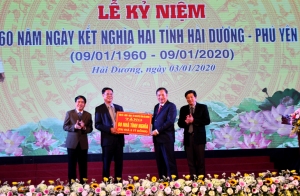 Bí thư Tỉnh ủy Hải Dương Nguyễn Mạnh Hiển trao bảng tượng trưng tặng 60 nhà Tình nghĩa trị giá 3 tỉ đồng cho các gia đình chính sách, hoàn cảnh khó khăn ở Phú Yên.