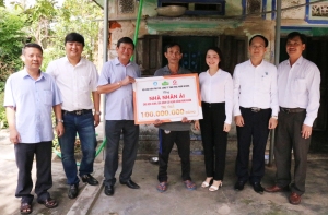 Thường trực Hội Sinh viên tỉnh và Huyện ủy Trao bảng tượng trưng hỗ trợ xây Nhà nhân ái cho gia đình ông Trương Đình Mai.