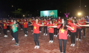 Đông đảo học sinh, sinh viên đồng diễn chào mừng 90 năm Ngày thành lập Đảng Cộng sản Việt Nam.