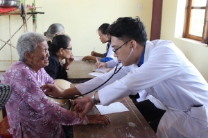 CLB Thầy thuốc trẻ Bệnh viện Đa khoa tỉnh khám bệnh miễn phí cho người dân xã Xuân Quang 2, huyện Đồng Xuân.