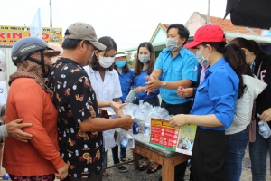 Huyện Đoàn Đông Hòa hướng dẫn người dân cách rửa tay đúng cách và cấp phát khẩu trang, nước rửa tay miễn phí.