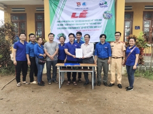 Bàn giao công trình thanh niên “Lắp đặt hệ thống nước sạch” cho lãnh đạo Trường Tiểu học Nguyễn Chí Thanh.