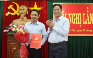 Bí thư Tỉnh ủy Huỳnh Tấn Việt trao quyết định của Ban Bí thư về việc chỉ định ủy viên Ban Chấp hành Đảng bộ tỉnh đối với đồng chí Phan Xuân Hạnh.