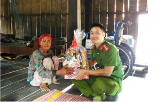 Thượng úy Đoàn Ngọc Viên tặng quà cho các gia đình có hoàn cảnh khó khăn tại xã Ea Ba, huyện Sông Hinh