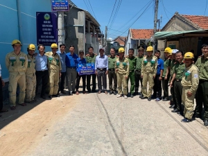Bàn giao công trình "Thắp sáng đường quê" tại thôn Phú Nông, xã Hòa Bình 1.