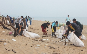 Nhóm hành trình xanh Đông Hòa và CLB Phú Yên Xanh phối hợp với Chi đoàn Bệnh viện Mắt Phú Yên, Trường đại học Xây dựng Miền Trung thu gom rác thải ở biển Tuy Hòa.