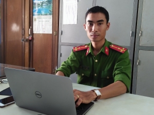Thượng úy Nguyễn Tấn Tài nghiên cứu tài liệu, hồ sơ vụ án.