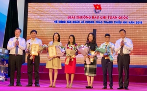 Đồng chí Bùi Tuấn Quang - Phó Trưởng Ban Dân vận Trung ương và Bí thư thứ nhất Trung ương Đoàn Lê Quốc Phong trao giải Nhất cho các tác giả xuất sắc năm 2019.