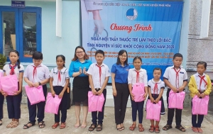 Tặng quà cho các em học sinh Trường tiểu học Hòa Quang Bắc.