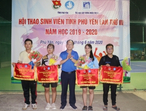 Phó Bí thư Tỉnh Đoàn, Chủ tịch Hội Sinh viên Việt Nam tỉnh Trần Minh Trí trao cờ toàn đoàn cho các đội.