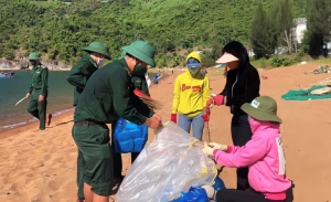 Đoàn viên, thanh niên ra quân thu gom rác dọc bờ biển thuộc thôn Vũng Rô, xã Hòa Xuân Nam, huyện Đông Hòa.
