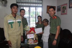 Tặng quà cho các gia đình chính sách có hoàn cảnh khó khăn tại Thị trấn Củng Sơn, huyện Sơn Hòa