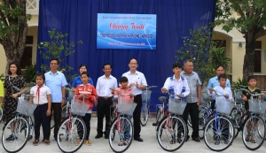 Thường trực Tỉnh Đoàn và Hội đồng hương Phú Yên tại Đà Nẵng, lãnh đạo huyện Sông Hinh tặng xe đạp cho các em học sinh nghèo, có hoàn cảnh khó khăn ở huyện Sông Hinh.