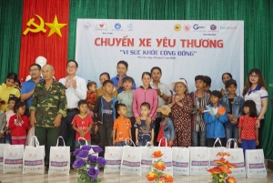 Ban Tổ chức trao quà cho các gia đình có hoàn khó khăn ở xã Ea Chà Rang.
