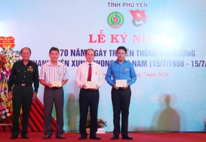 Phó Chủ tịch Hội Cựu TNXP tỉnh Nguyễn Thành Bích trao Huy hiệu lưu niệm “Cựu TNXP làm theo lời Bác” của Trung ương Hội cho các cá nhân.