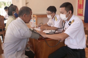 Đoàn viên, thanh niên Trung tâm An điều dưỡng tàu ngầm khám bệnh cho người dân thuộc diện gia đình chính sách ở thôn Hòa Phú, xã Xuân Cảnh, TX Sông Cầu.
