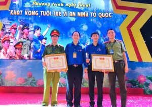 Chiến sĩ Đinh Phạm Hoa và anh Phạm Minh Phước nhận bằng khen của Bộ Công an và Trung ương Đoàn.