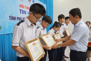 Bí thư Tỉnh Đoàn Phan Xuân Hạnh trao bằng khen cho các thí sinh đạt giải tại Hội thi Tin học trẻ tỉnh năm 2020.