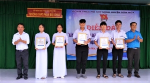 Huyện Đoàn Sơn Hòa tuyên dương "Học sinh 03 tốt" năm học 2019-2020 và tổ chức diễn đàn Xây dựng tình bạn đẹp - nói không với bạo lực học đường