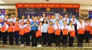 Ban Tổ chức trao quà cho các em thiếu nhi, học sinh Trường THCS Huỳnh Thúc Kháng.