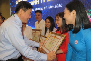 Đồng chí Trần Hữu Thế, Ủy viên Ban Thường vụ Tỉnh ủy, Phó Chủ tịch UBND tỉnh trao bằng khen cho các sinh viên tiêu biểu tại chương trình vinh danh.