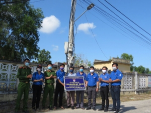 Đoàn viên thanh niên các đơn vị bàn giao công trình “Thắp sáng đường quê” sử dụng điện năng lượng mặt trời tại xã Xuân Cảnh.