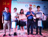 Ban Tổ chức trao giải nhất cho Đoàn Trường THPT chuyên Lương Văn Chánh.