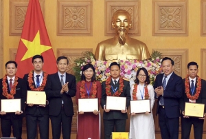 Tường Vi (thứ 4 từ trái sang) nhận Giải thưởng “Cán bộ, công chức, viên chức trẻ giỏi toàn quốc” năm 2020.