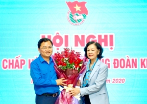 Bà Trương Thị Mai, Ủy viên Bộ Chính trị, Bí thư Trung ương Đảng, Trưởng ban Dân vận Trung ương tặng hoa chúc mừng tân Bí thư thứ nhất Trung ương Đoàn Nguyễn Anh Tuấn.