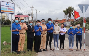 Thị Đoàn Đông Hòa bàn giao công trình thanh niên Sắc cờ quê hương tại phường Hòa Vinh.