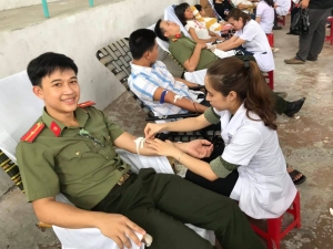 Đoàn viên Lê Chăm Truyền tham gia hoạt động hiến máu tình nguyện.
