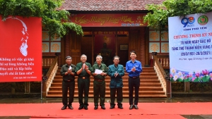 Anh Lương Minh Tùng, Phó Bí thư Tỉnh Đoàn, Chủ tịch Hội LHTN Việt Nam tỉnh trao quà cho hội viên Hội cựu Thanh niên xung phong có hoàn cảnh khó khăn.