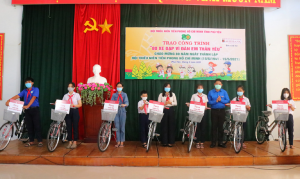 Bí thư Tỉnh đoàn Phan Xuân Hạnh cùng đại diện Ngân hàng NN-PTNT Phú Yên trao xe đạp cho thiếu nhi có hoàn cảnh khó khăn của TP Tuy Hòa.