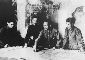Ngày 14/1/1954, Đại tướng Võ Nguyên Giáp và Bộ Chỉ huy chiến dịch bàn phương án tác chiến cho chiến dịch Điện Biên Phủ. (Ảnh: TTXVN)