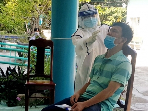 Nhân viên y tế lấy mẫu xét nghiệm SARS-CoV-2.