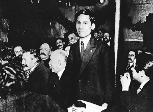 Lãnh tụ Nguyễn Ái Quốc tham dự Đại hội Đại biểu toàn quốc Đảng Xã hội Pháp lần thứ 18 ở thành phố Tua (Pháp) tháng 12-1920.Ảnh: T.L