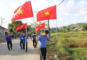 Đoàn viên thực hiện công trình thanh niên “Sắc cờ quê hương” tại thôn Sơn Thọ, xã Hòa Kiến, thành phố Tuy Hòa, tỉnh Phú Yên.